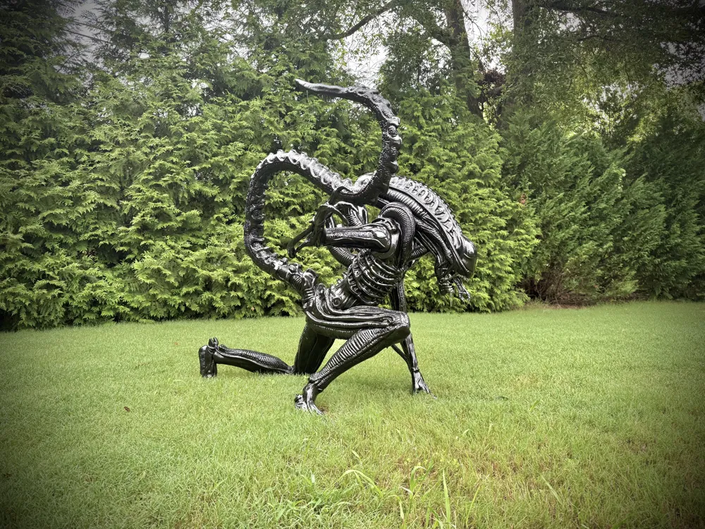 Life Size Xenomorph Alien Model - 5ft Tall!, photo 2 of 5 - Life Size Xenomorph Alien Model - 5ft Tall! Art